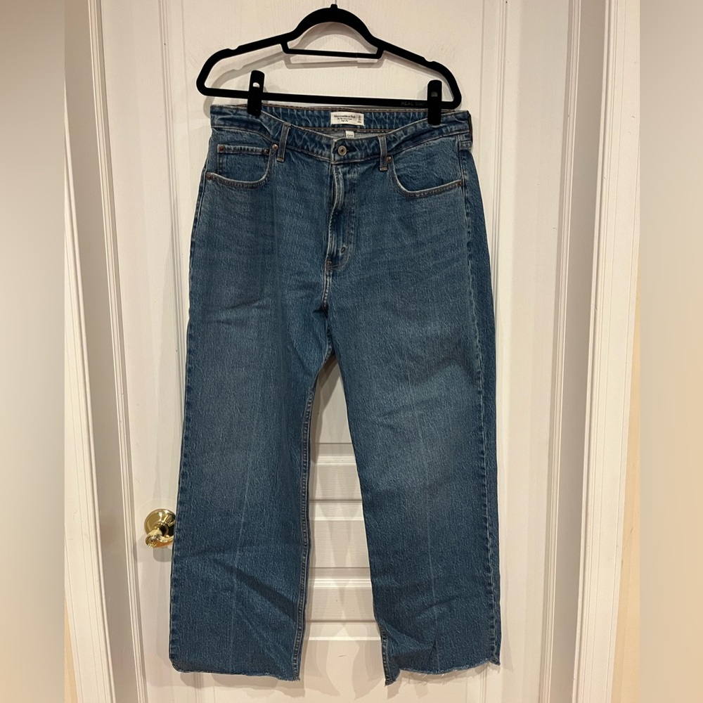 Abercrombie 90s Relaxed High Rise Jean in Dark/Medium, Size 33 short, CURVE LOVE